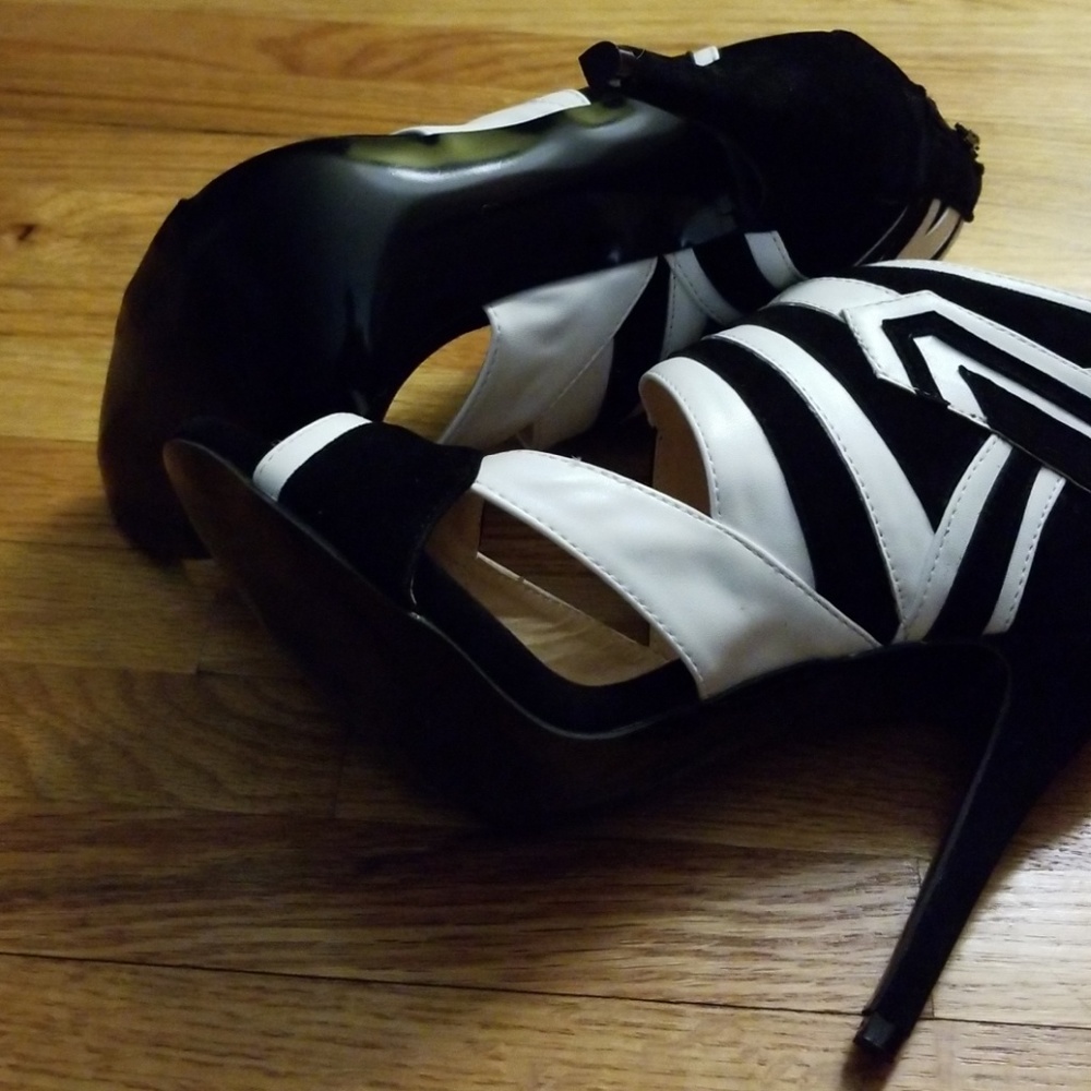 **SOLD** OFFSITE* Black and white heels - Picture 5 of 6